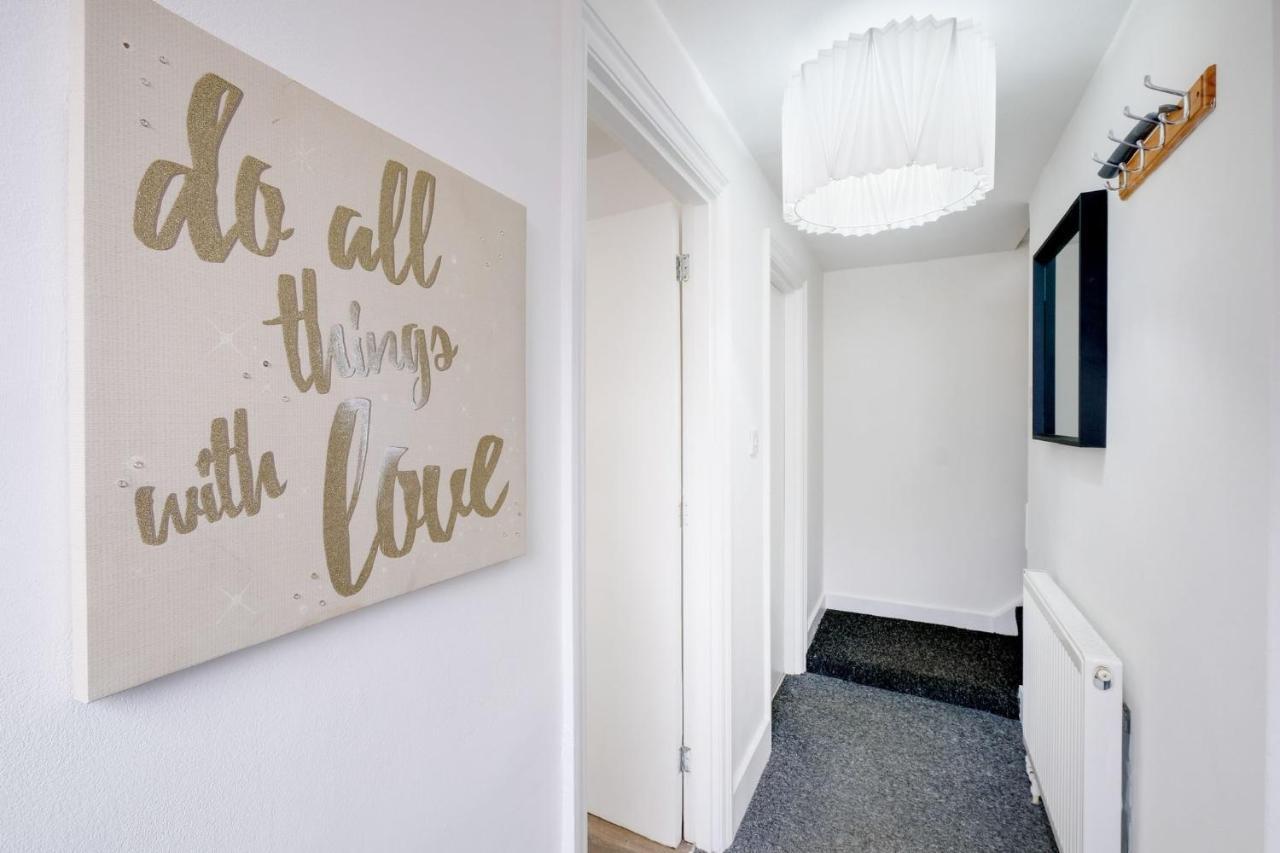 Chic 1Br House In Hounslow - 12 Mins From Heathrow Airport Daire Feltham Dış mekan fotoğraf
