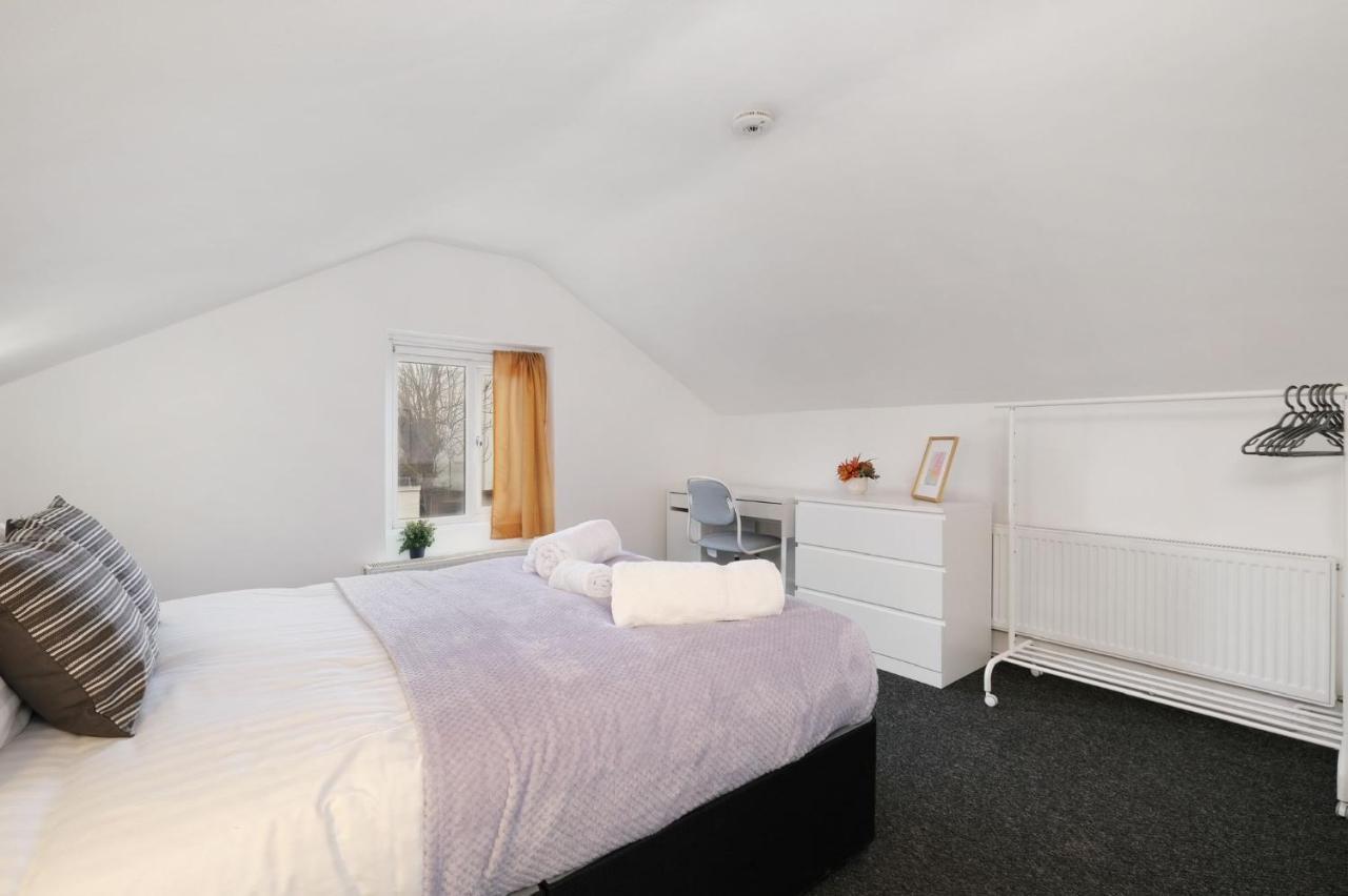 Chic 1Br House In Hounslow - 12 Mins From Heathrow Airport Daire Feltham Dış mekan fotoğraf