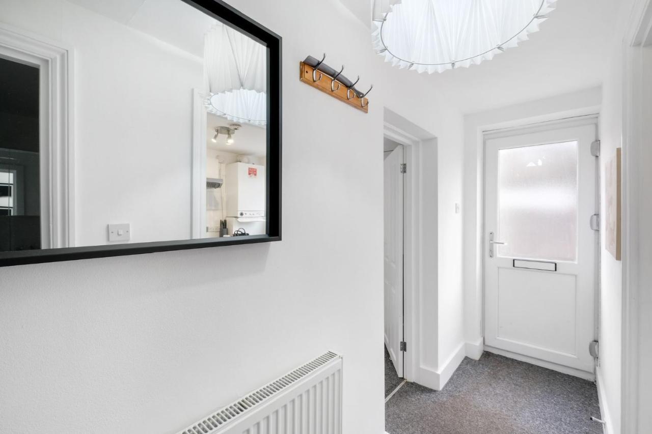 Chic 1Br House In Hounslow - 12 Mins From Heathrow Airport Daire Feltham Dış mekan fotoğraf