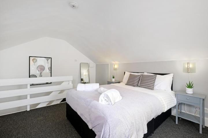 Chic 1Br House In Hounslow - 12 Mins From Heathrow Airport Daire Feltham Dış mekan fotoğraf