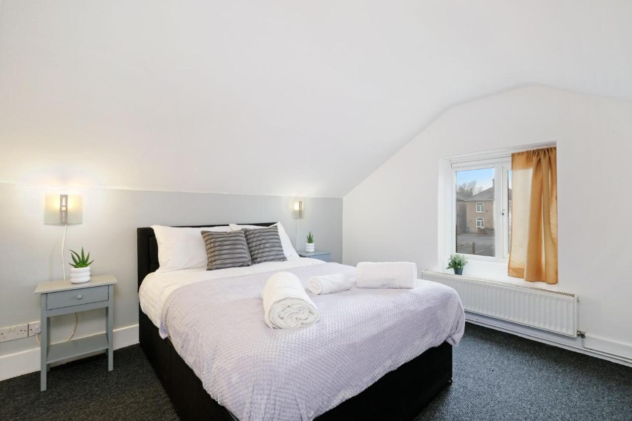 Chic 1Br House In Hounslow - 12 Mins From Heathrow Airport Daire Feltham Dış mekan fotoğraf